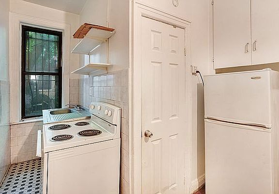 3rd image of 274 E 3rd St