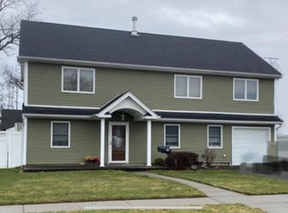 30 Periwinkle Rd, Levittown, NY 11756