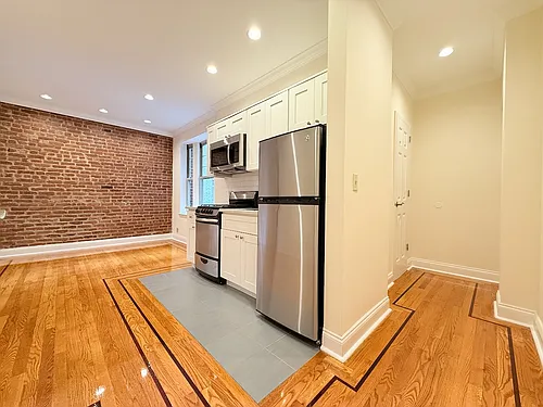 61 W 10th St #2D Photo 1