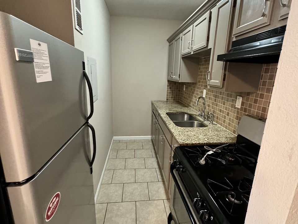 1st image of 1305 E Armour Blvd #10595036