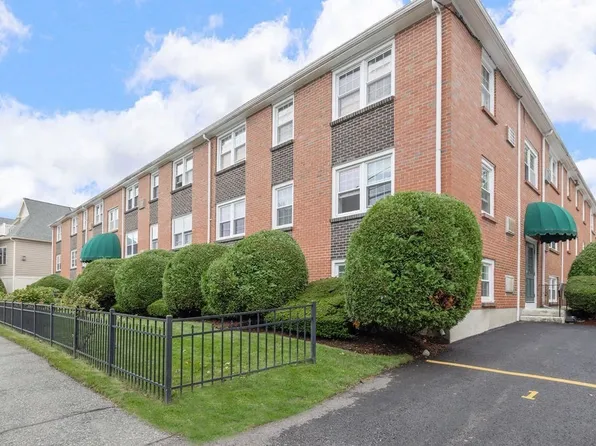 210 Hillside Ave APT 32, Needham, MA 02494
