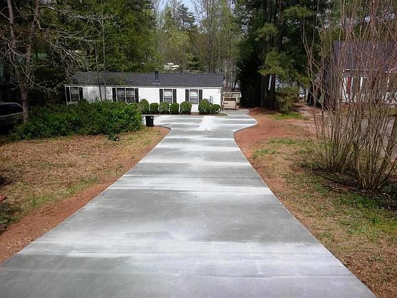 2nd image of 924 Dogwood Ln