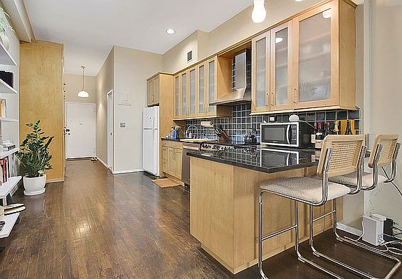 3rd image of 23 Waverly Pl APT 5-H