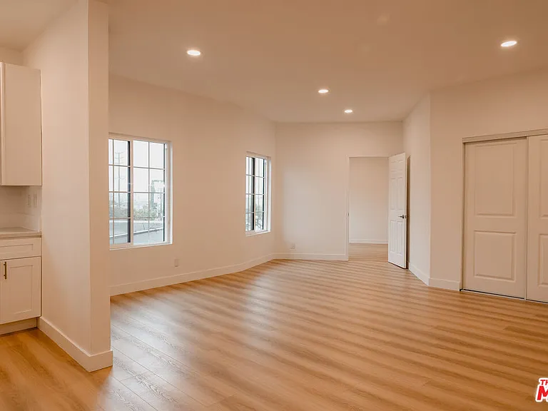 4521 Hollywood Blvd #5 — Photo 2