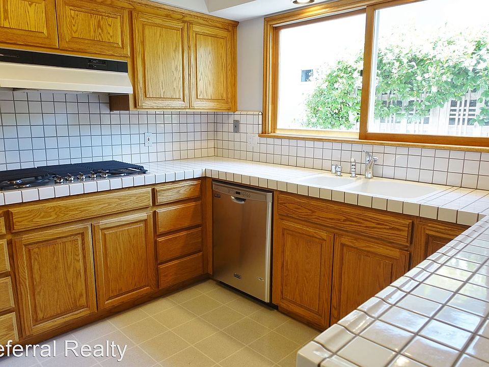 1st image of 2415 Fernwood Ave