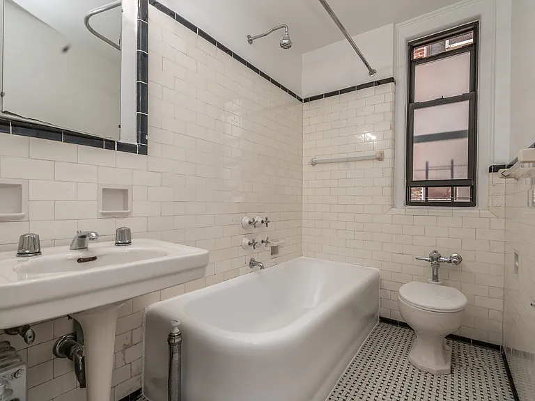 301 E 21st St #8L — Photo 3