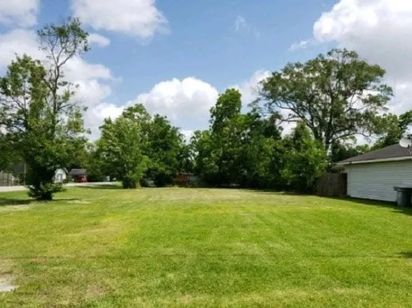 3190 Cartwright St, Beaumont, TX 77701