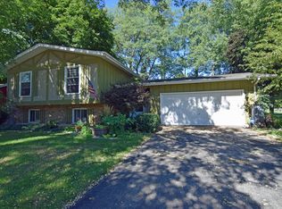 200 Hillcrest Dr, Algonquin, IL 60102
