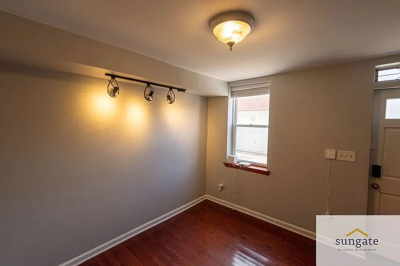 2 bed, 1.5 bath, 999 sqft, $2,200 — Photo 2