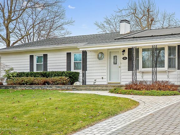 3rd image of 23 Smithtown Cres