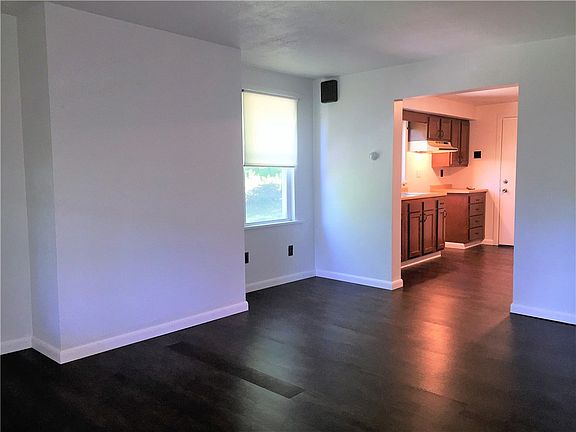5th image of 2060/2062 Railroad St