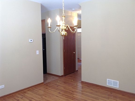 3rd image of 487 Oakhurst Ln