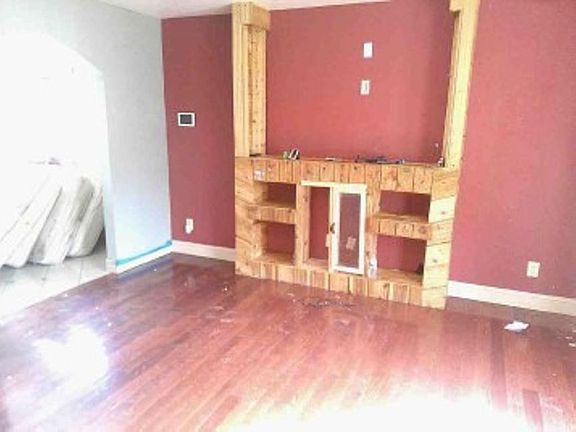 2nd image of 1876 Vaughn St