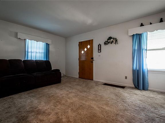 4th image of 479 Stevenson Ave