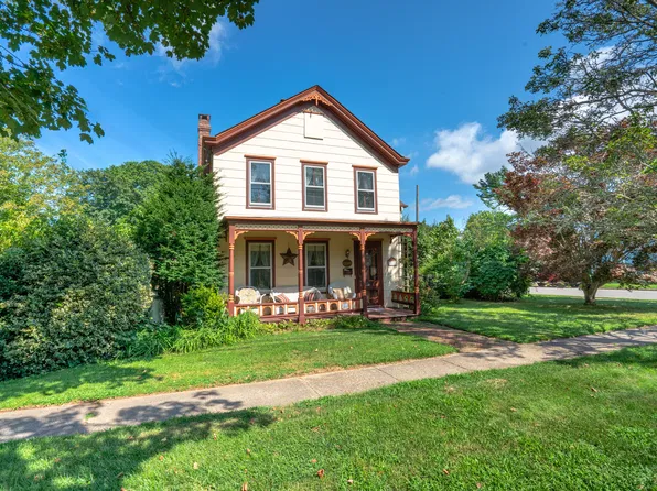 402 5th St, Greenport, NY 11944