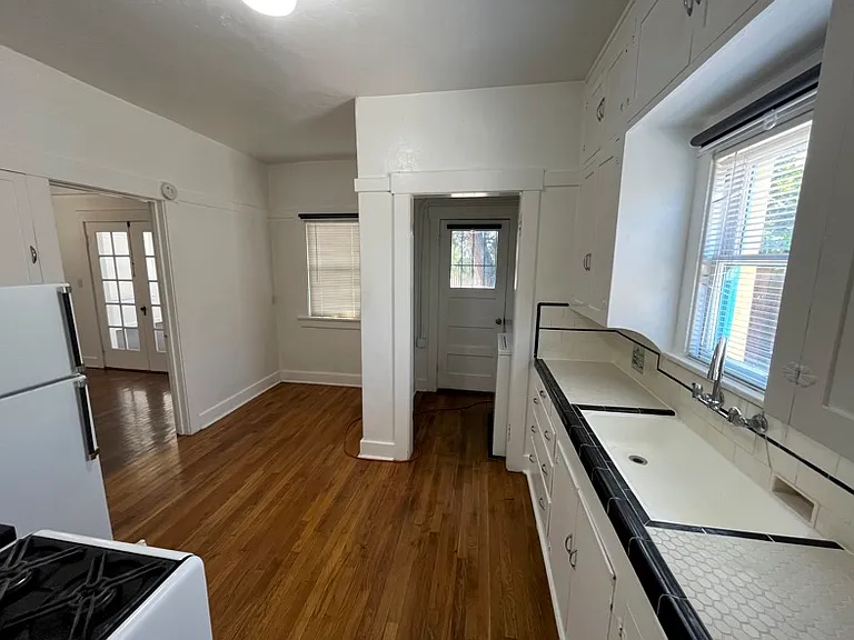 510 E Helen St — Photo 3