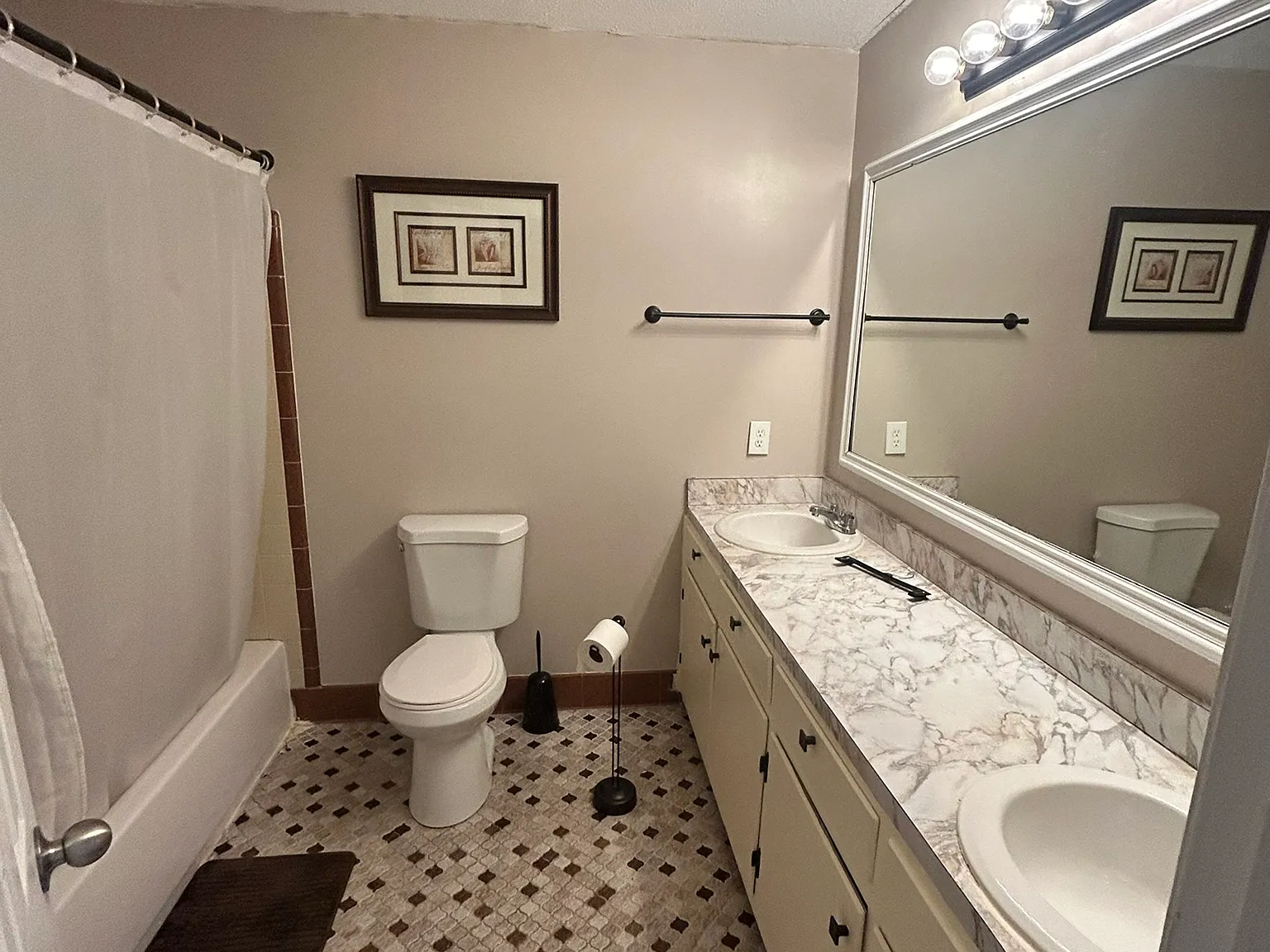 3 bed, 2.5 bath, 1800 sqft, $2,200 — Photo 3