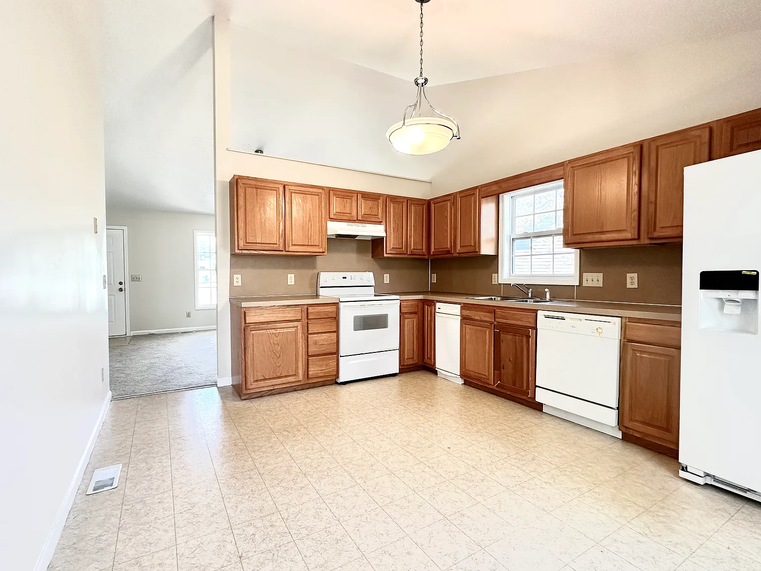 3 bed, 1205 sqft, $1,800 — Photo 3