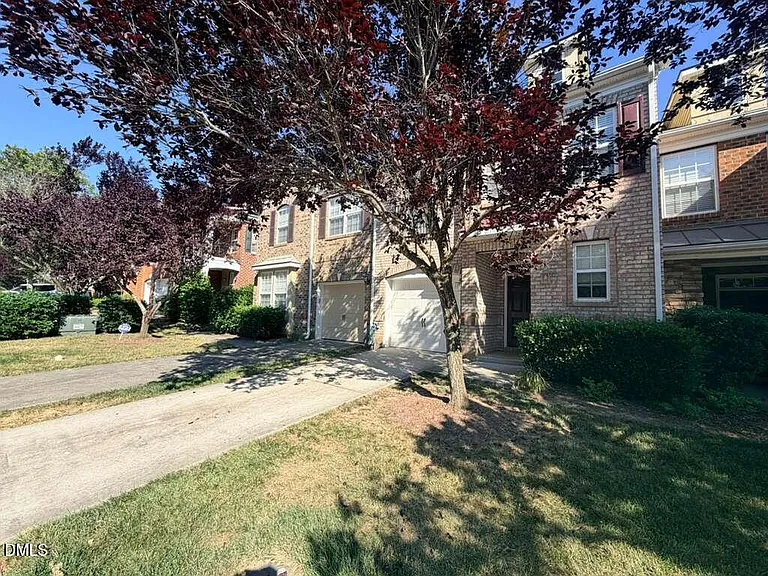 1061 Remington Oaks Cir — Photo 2