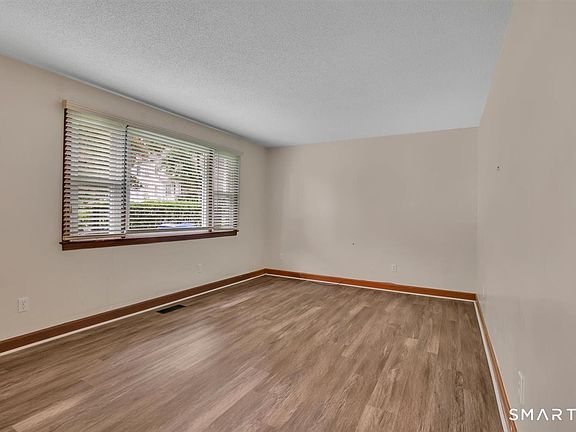 5th image of 84 Fairlawn Avenue