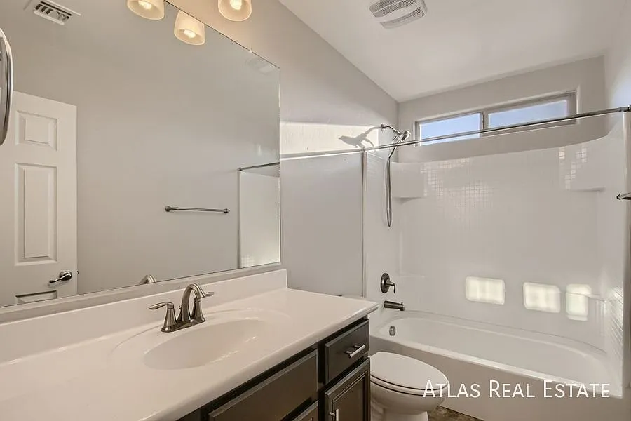Pristine 4 Bed/ 2.5 Bath home in Marana! Features large fenced backyard! — Photo 4