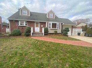 5 Lent Dr, Plainview, NY 11803