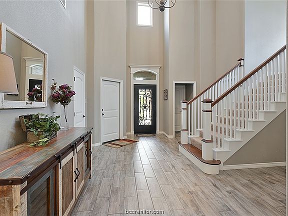 2nd image of 2537 Portland Ave