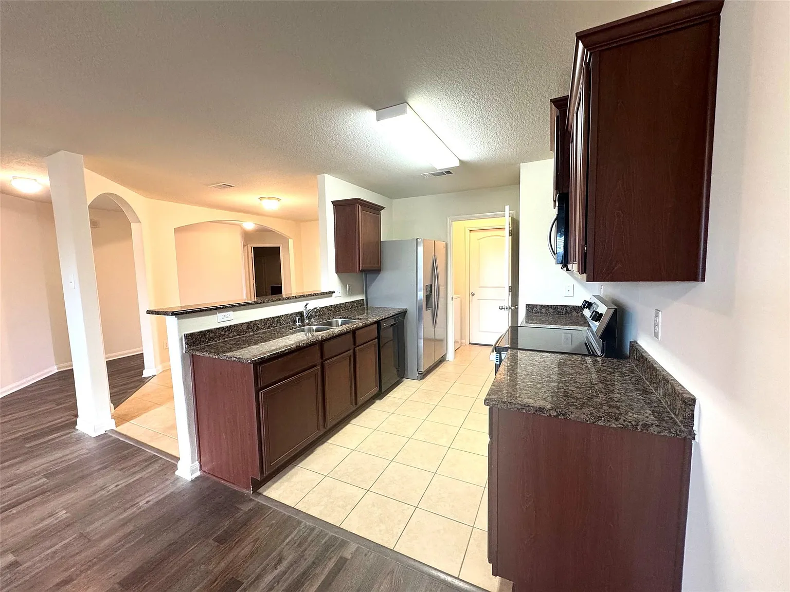 3 bed, 2.0 bath, 1393 sqft, $2,300 — Photo 4