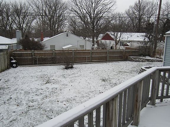 Kitchen
						:
						Fenced in.