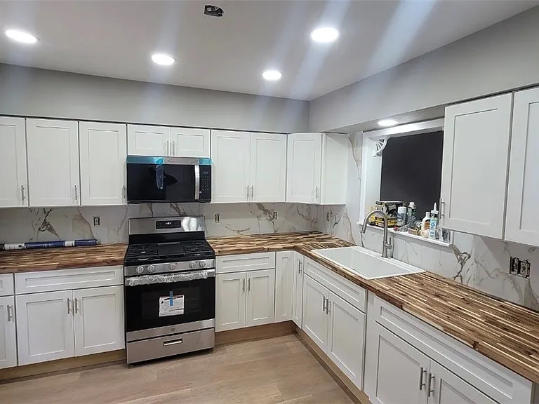 352 Walnut St — Photo 2