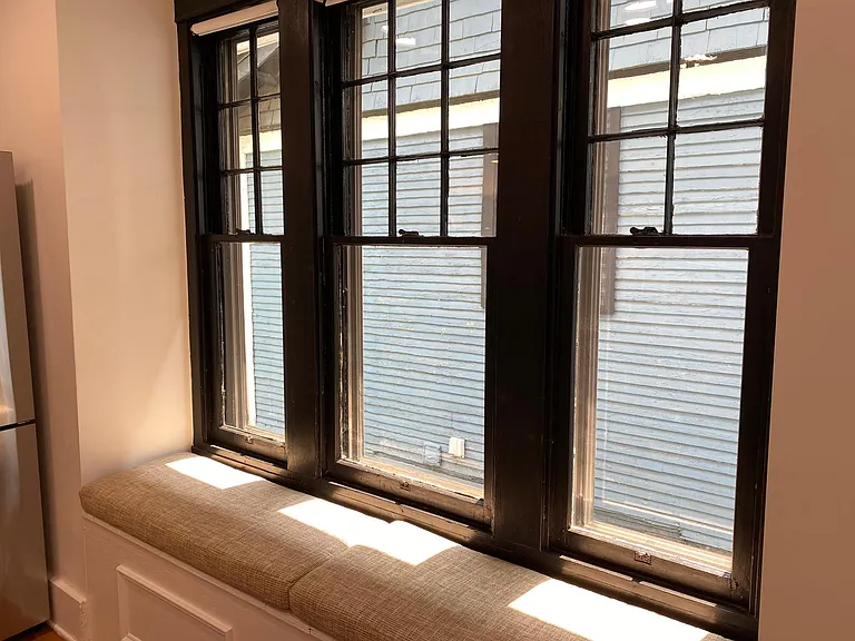 window seat in kitchen