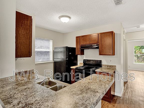 2nd image of 1943 W 45th St