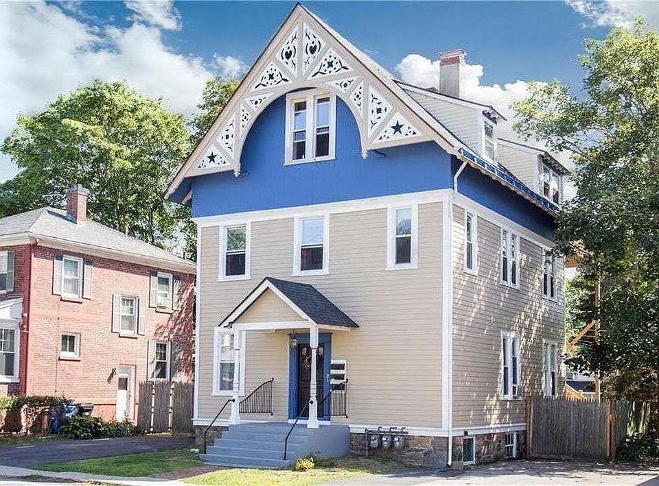 Historic house minutes from downtown Newport and the Navy Ba