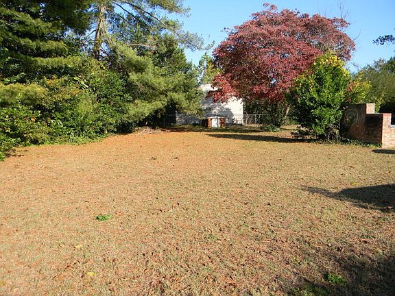 5th image of 207 Deerwood Dr