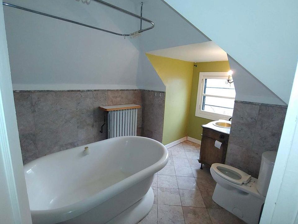 1st image of 8 Summit Ave #8