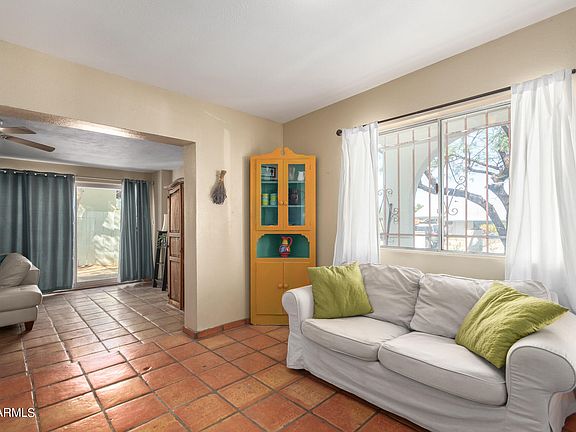 4th image of 817 E DESERT Drive S