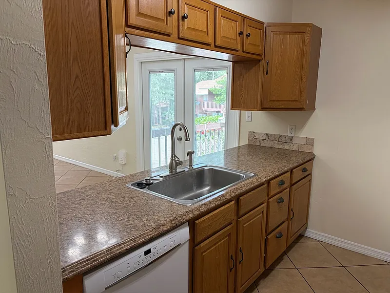 3 bed, 2.5 bath, 1165 sqft, $1,400 — Photo 3