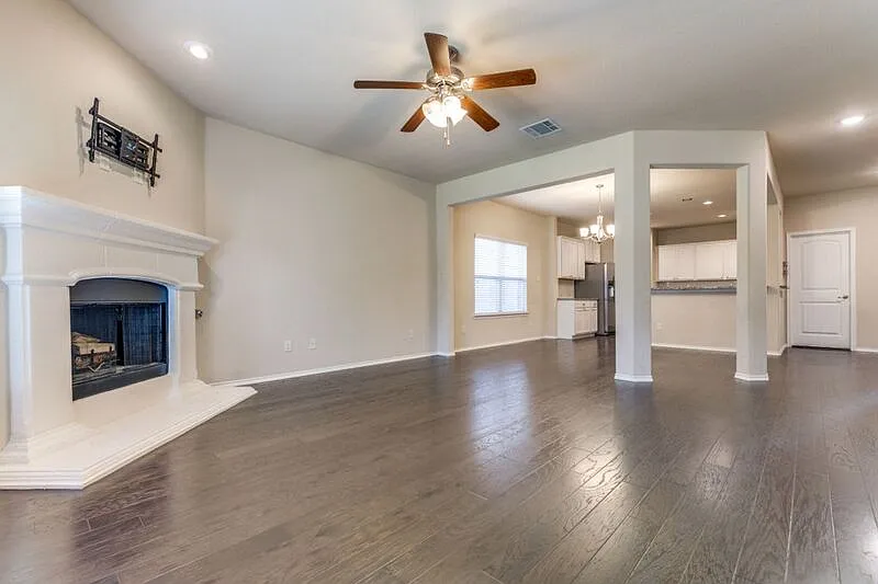 3 bed, 2.5 bath, 2205 sqft, $2,575 — Photo 3