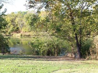 305 Colorado Dr, Smithville, TX 78957