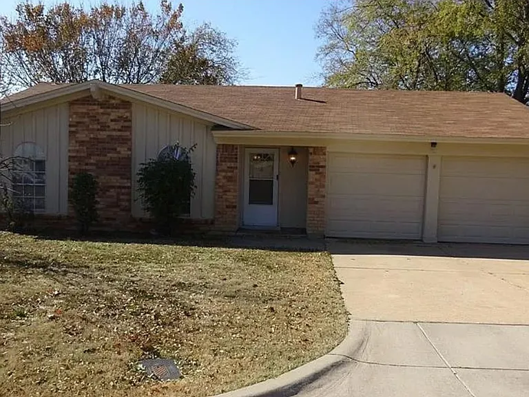 421 Arthur Dr — Photo 1