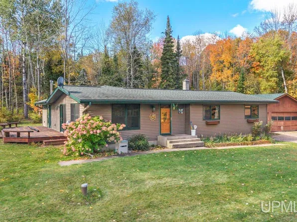 N3239 Woodland Dr, Iron Mountain, MI 49801