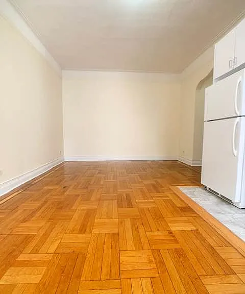 111 E 21st St #4 — Photo 2