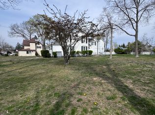 167 Middle Rd APT 5, Sayville, NY 11782