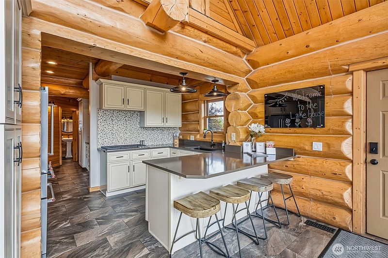 3rd image of 2731 Wild Goose Road NE