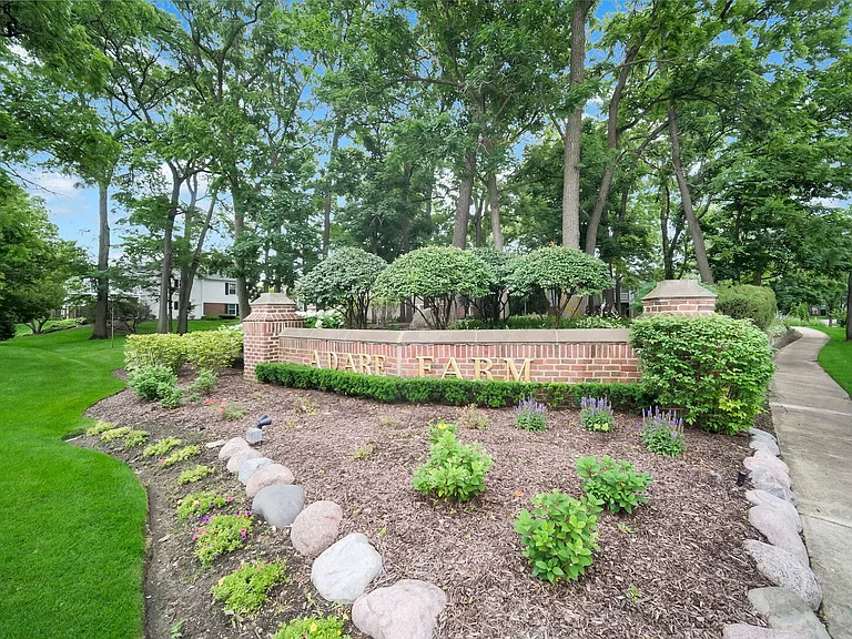 1671 Grosvenor Cir #B — Photo 15