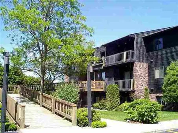 700 Hillside Dr APT 17, Petoskey, MI 49770