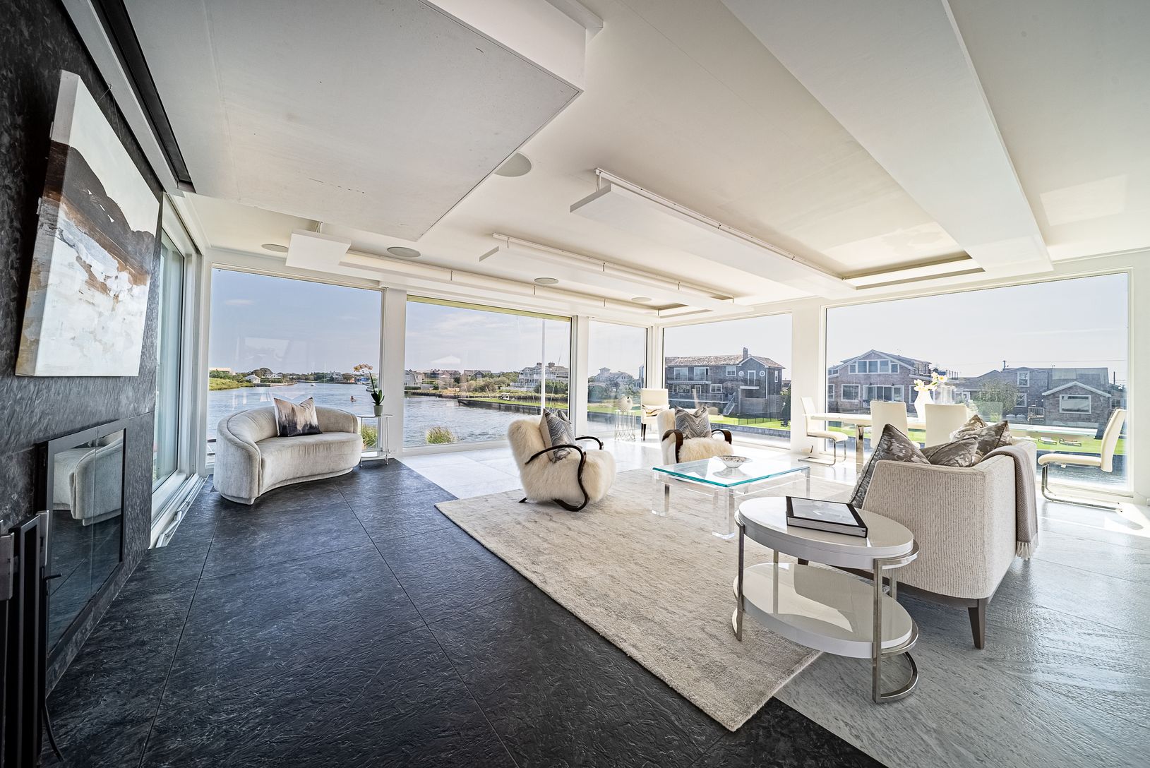  Glass House, Living Room 2