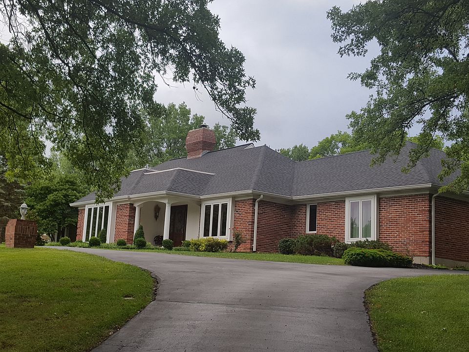Great curb appeal!  


