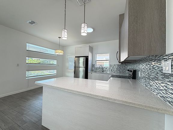4th image of 909 W Carmel Ave #2