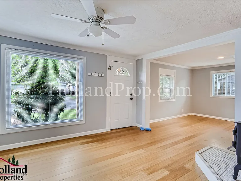 315 NW Dennis Ave — Photo 2